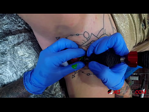 ❤️ Extremt tatuerade snyggingen Sully Savage fick en tatuering på sin klitoris ️ Pornvideo at porn sv.naffuck.xyz ﹏